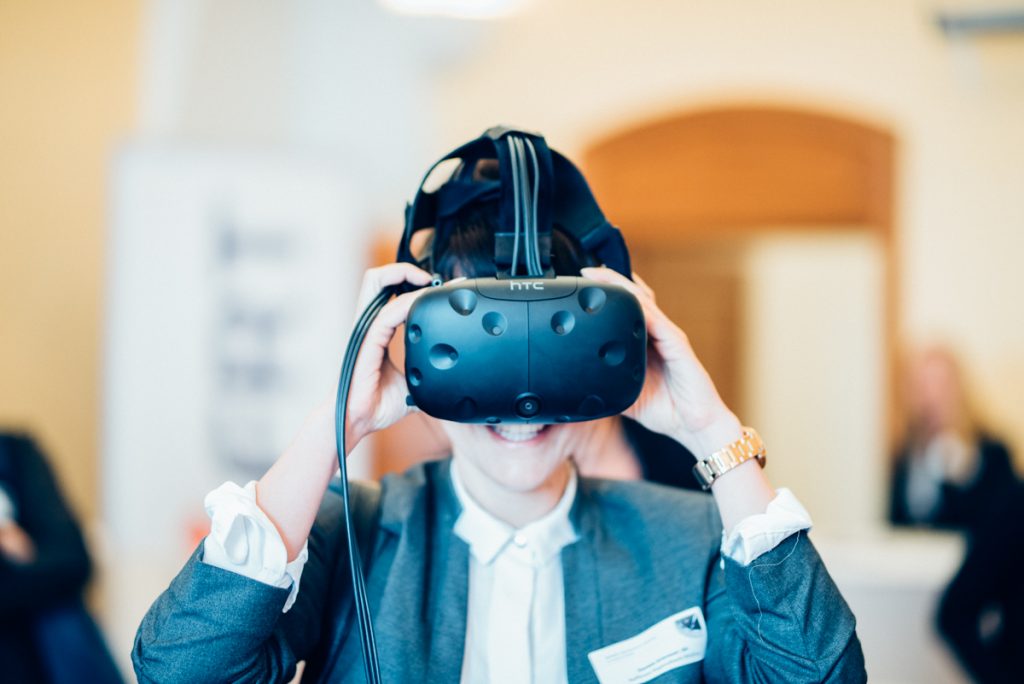 Eine Person testet eine Virtual-Reality-Brille und erlebt neue digitale Technologien. Das Bild symbolisiert Trend Scouting, Innovationsmanagement, Technologiebeobachtung sowie die frühzeitige Identifikation neuer Entwicklungen und Marktchancen.