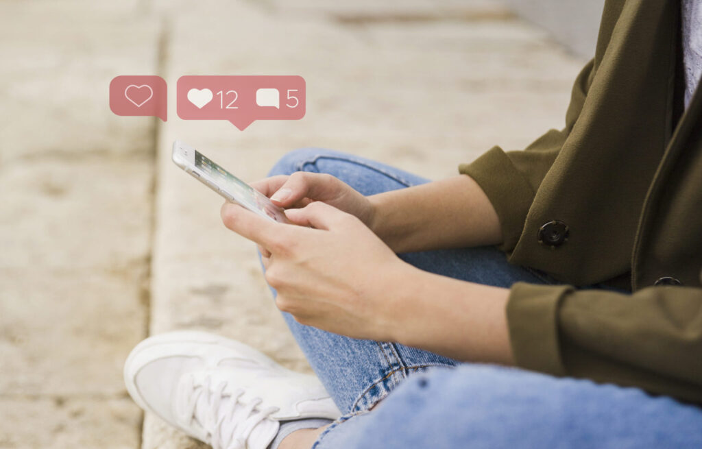 Digitale Inhalte werden über soziale Medien verbreitet und von Nutzern konsumiert. Das Bild veranschaulicht Content Creation, Content Marketing, Suchmaschinenoptimierung (SEO), Large Language Model Optimization (LLMO), Markenkommunikation sowie die Entwicklung wirksamer Inhalte für Websites, Newsletter, Blogs und Social-Media-Kanäle.