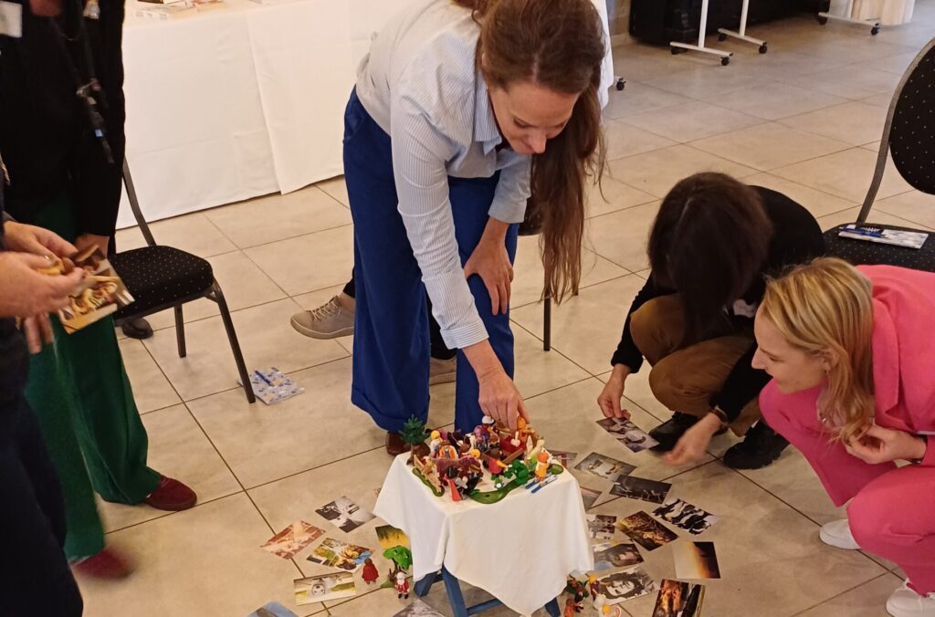 Workshop zur Entwicklung innovativer Ideen mit kreativen und interaktiven Methoden. Das Bild veranschaulicht Design Thinking, Liberating Structures, kreative Problemlösung, Stakeholder-Einbindung sowie die systematische Generierung, Bewertung und Umsetzung neuer Ideen zur Förderung von Innovation und Veränderung in Organisationen.