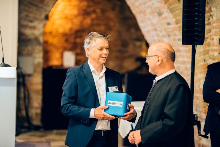 Persönliche Begegnung und Austausch auf Augenhöhe. Das Bild veranschaulicht den partnerschaftlichen Beratungsansatz von RIM Management, der auf Vertrauen, langfristigen Kundenbeziehungen und professioneller Zusammenarbeit basiert.