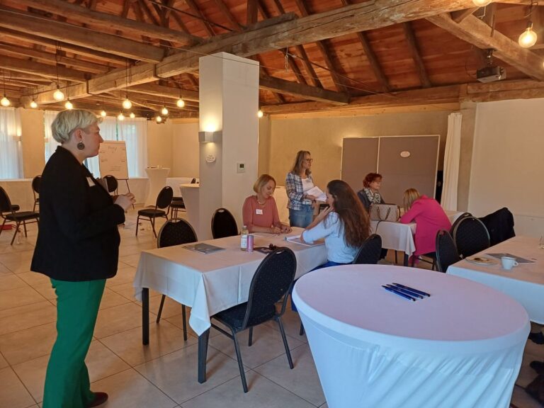 Interaktiver Workshop mit Kunden und Stakeholdern. Das Bild symbolisiert den Beratungsansatz von RIM Management, der auf Beteiligung, Wissenstransfer, methodischer Exzellenz und nachhaltiger Lösungsentwicklung basiert.