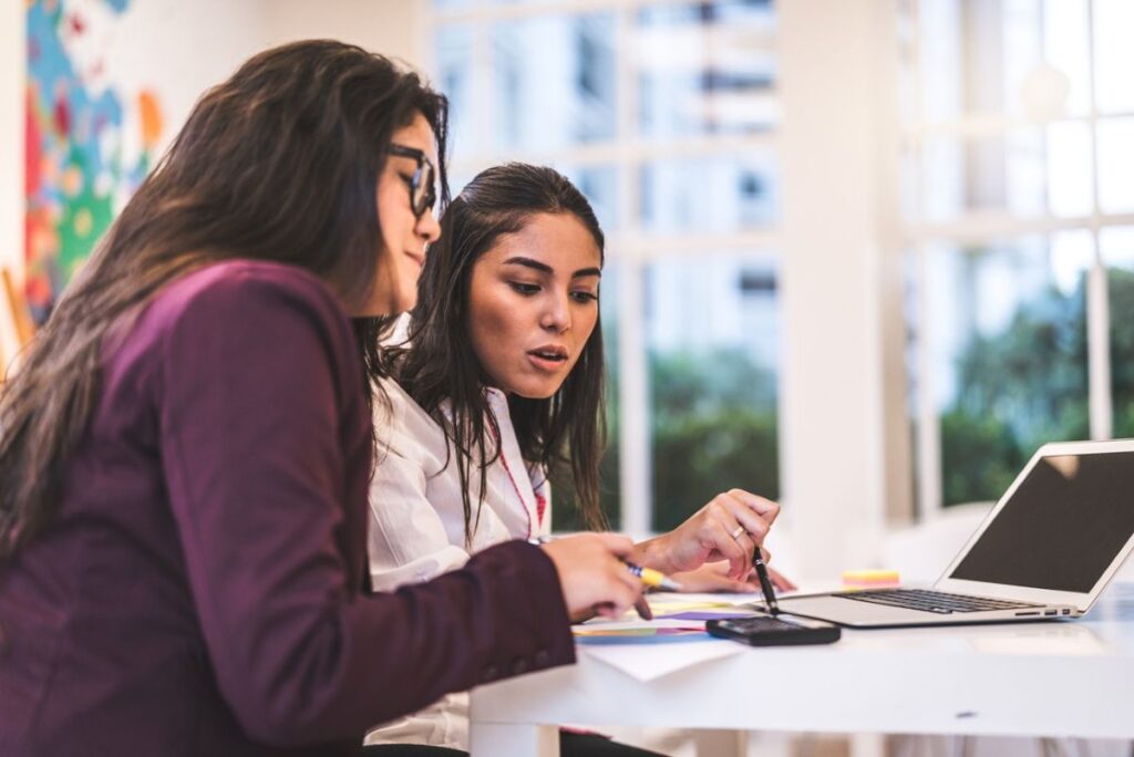 Entwicklung neuer Daily-Banking-Produkte durch interdisziplinäre Teams. Das Bild symbolisiert Produktmanagement, Marktanalyse, agile Produktentwicklung, Stakeholder-Management und die Begleitung von Finanzprodukten von der ersten Idee über Prototyping und Testing bis zur erfolgreichen Markteinführung.