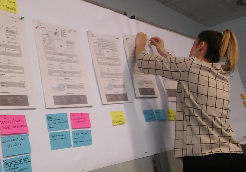 Entwicklung einer digitalen Vertriebsplattform auf Basis von Design Thinking und agilen Methoden. Das Bild symbolisiert die Analyse von Nutzerbedürfnissen, die Erstellung von Personas und Prototypen sowie die strukturierte Überführung von Anforderungen in User Stories und digitale Vertriebslösungen für die Versicherungsbranche.