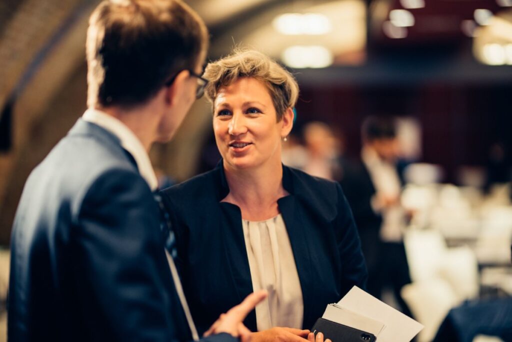 Zwei Führungskräfte führen ein strategisches Gespräch in einem professionellen Umfeld. Das Bild symbolisiert Executive Briefings, den Austausch auf C-Level, die Diskussion von Chancen und Risiken sowie die Vorbereitung fundierter Managemententscheidungen.