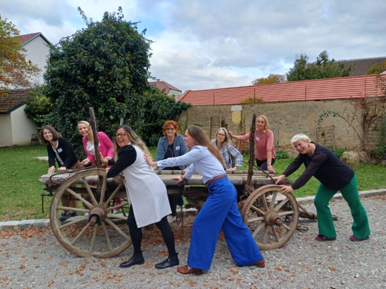Gemeinsame Teamaufgabe im Rahmen eines Workshops zur Förderung von Zusammenarbeit und Perspektivenwechsel. Das Bild symbolisiert den Beratungsansatz von RIM Management, der auf Beteiligung, Vertrauen, Teamgeist und der gemeinsamen Bewältigung komplexer Herausforderungen basiert.