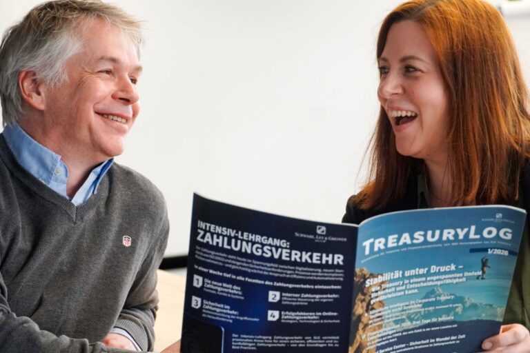Persönlicher Austausch über Fachpublikationen und aktuelle Branchenthemen. Das Bild symbolisiert die Verbindung von Expertise, Wissensvermittlung und vertrauensvoller Zusammenarbeit sowie den Anspruch von RIM Management, Kunden mit relevanten Impulsen, fundiertem Fachwissen und neuen Perspektiven zu unterstützen.