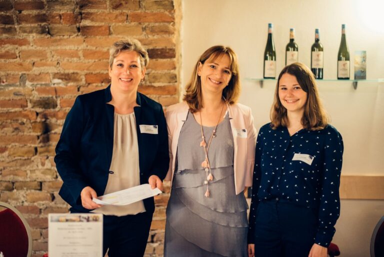 Kunden und Beraterinnen im persönlichen Austausch bei einer Fachveranstaltung. Das Bild symbolisiert die menschliche Seite erfolgreicher Beratung, geprägt von Vertrauen, Kontinuität, Professionalität und nachhaltigen Beziehungen.