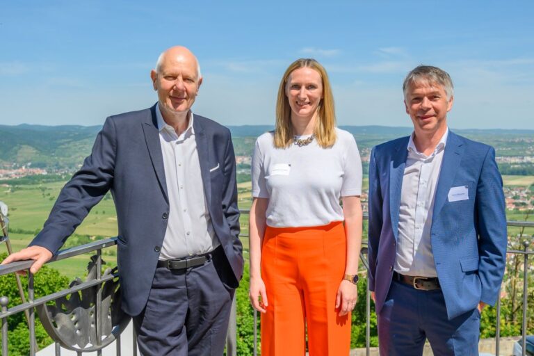Persönliche Begegnung zwischen Beratern, Kunden und Partnern vor einer regionalen Kulisse. Das Bild symbolisiert die Kombination aus fachlicher Seniorität, vertrauensvoller Zusammenarbeit, regionaler Verbundenheit und langfristigen Geschäftsbeziehungen.