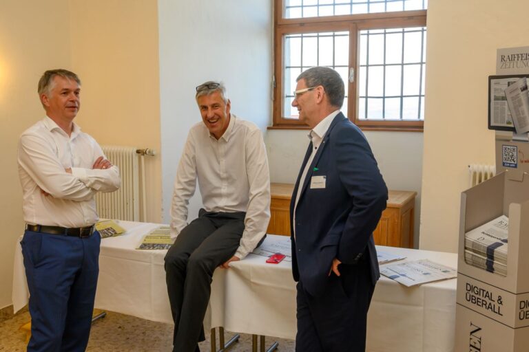 Informeller Austausch zwischen Entscheidungsträgern im Rahmen einer Branchenveranstaltung. Das Bild symbolisiert die Fähigkeit von RIM Management, nachhaltige Beziehungen aufzubauen, unterschiedliche Perspektiven zusammenzuführen und langfristig als vertrauensvoller Partner zu begleiten.