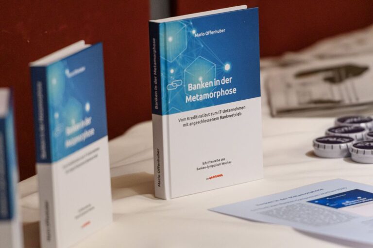 Fachpublikation zu aktuellen Entwicklungen im Bankwesen. Das Bild symbolisiert die Verbindung von Branchen-Know-how, analytischer Kompetenz und praxisorientierter Beratung, die RIM Management seit vielen Jahren im Finanzsektor auszeichnet.