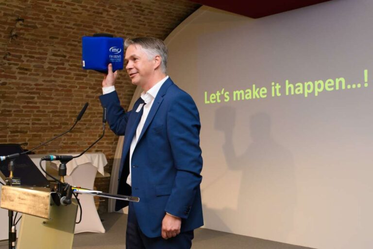 Präsentation von Ideen und Handlungsempfehlungen vor einem Fachpublikum. Das Bild symbolisiert den Anspruch von RIM Management, nicht bei Konzepten stehen zu bleiben, sondern Unternehmen mit Klarheit, Struktur und Umsetzungskraft bis zum Ergebnis zu begleiten.