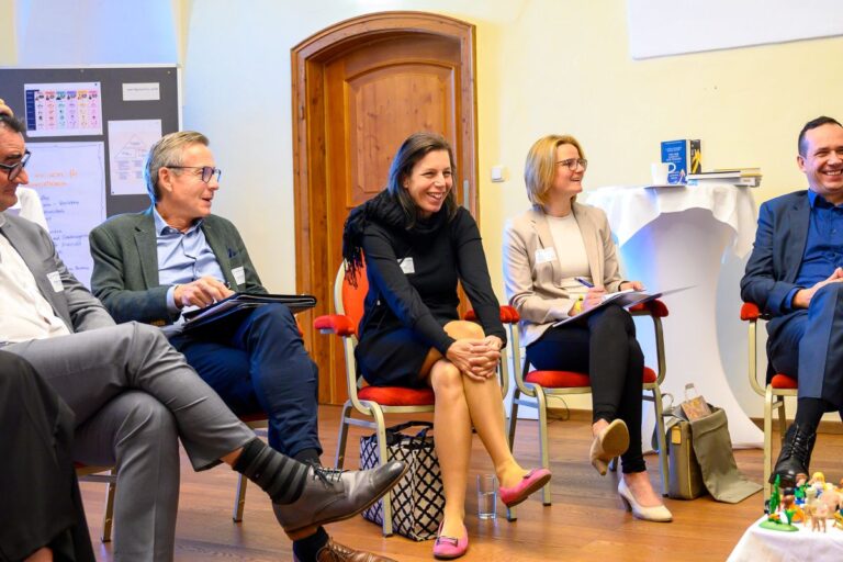 Offener Dialog zwischen Entscheidungsträgern und Experten in einem moderierten Workshop. Das Bild symbolisiert die Fähigkeit von RIM Management, unterschiedliche Sichtweisen zusammenzuführen, gemeinsames Lernen zu fördern und Orientierung für komplexe Herausforderungen zu schaffen.