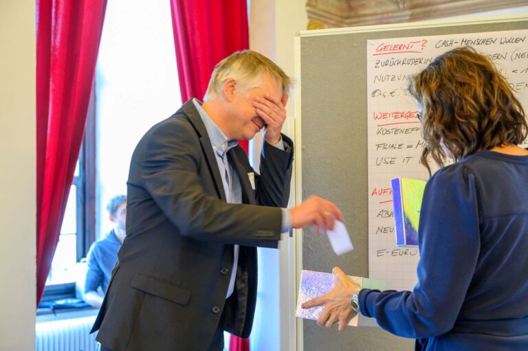 Interaktiver Workshop mit Kunden und Stakeholdern in einer vertrauensvollen Arbeitsatmosphäre. Das Bild symbolisiert die menschliche und partnerschaftliche Arbeitsweise von RIM Management, die Fachkompetenz mit Offenheit, Beteiligung und nachhaltiger Zusammenarbeit verbindet.