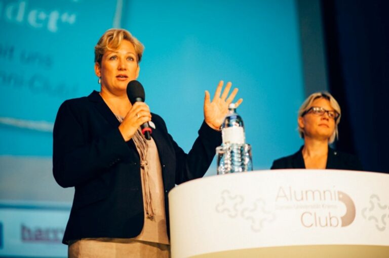 Fachvortrag und Diskussion im Rahmen einer Konferenz oder Netzwerkveranstaltung. Das Bild symbolisiert die Verbindung von Expertise, Kommunikation und Thought Leadership sowie den Anspruch von RIM Management, Unternehmen durch Wissen, Orientierung und neue Perspektiven bei komplexen Herausforderungen zu unterstützen.
